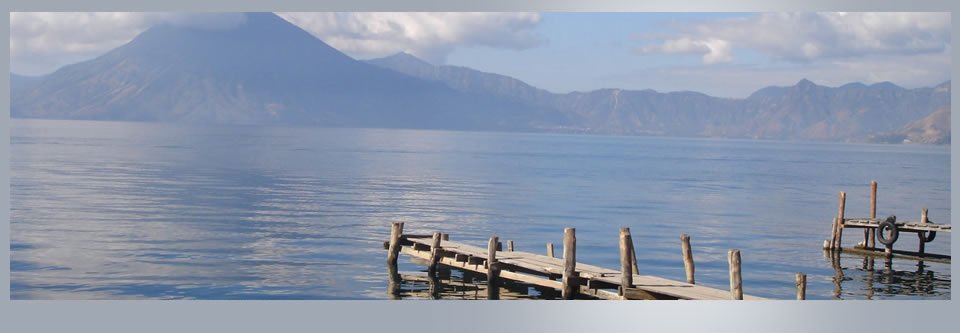 Lago de Atitlán rodeado de volcanes en Guatemala